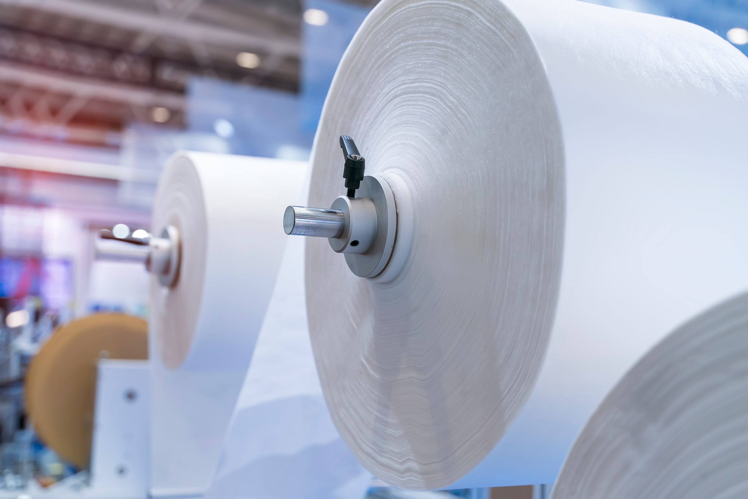 non woven material on automatic machine for the manufacture of m