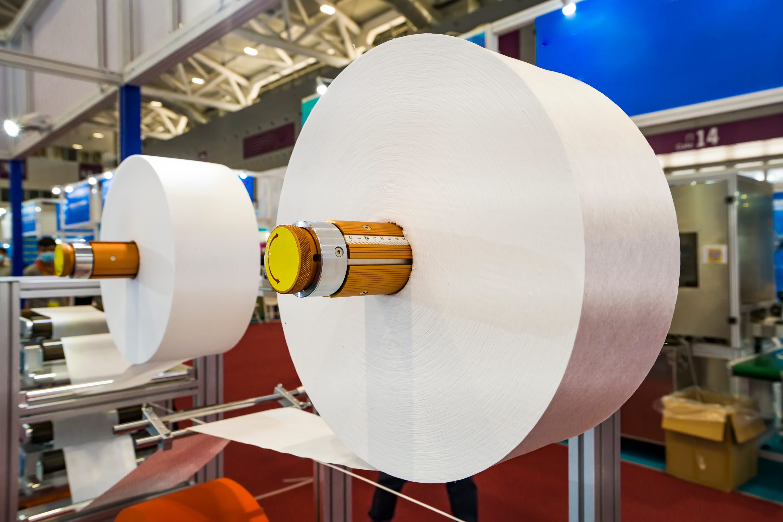 non woven material on automatic machine for the manufacture of m